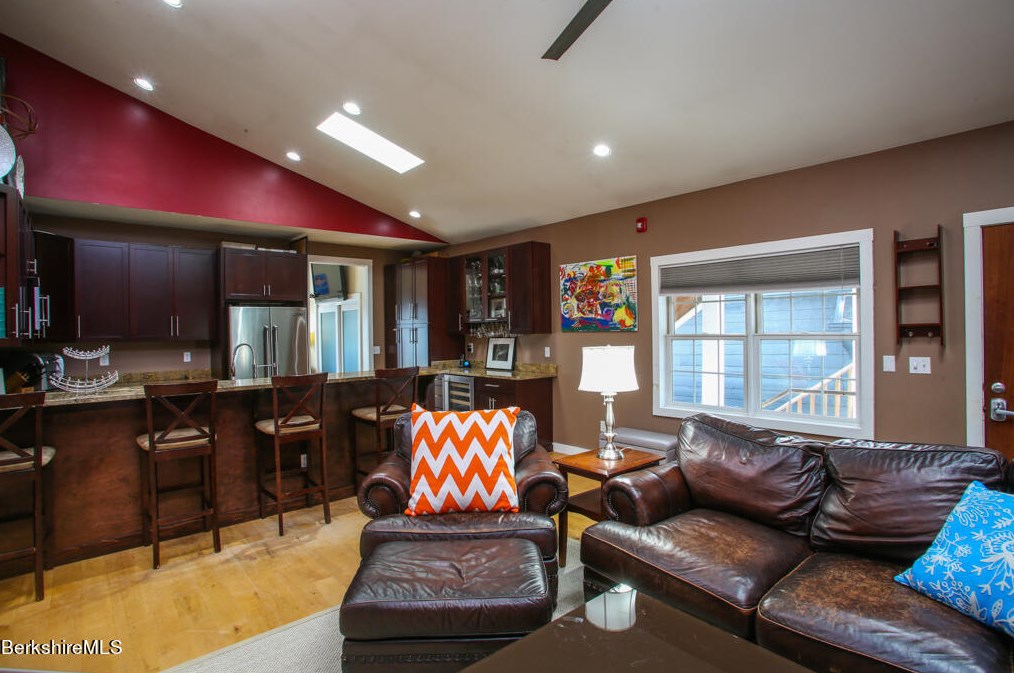 15 Franklin St, Lenox MA 01240-2304 exterior