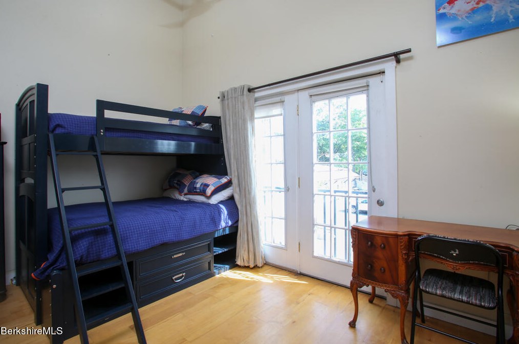 15 Franklin St, Lenox MA 01240-2304 exterior