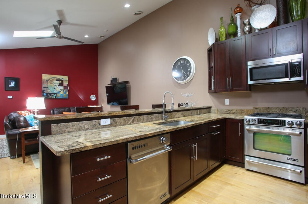 15 Franklin St, Lenox MA 01240-2304 exterior