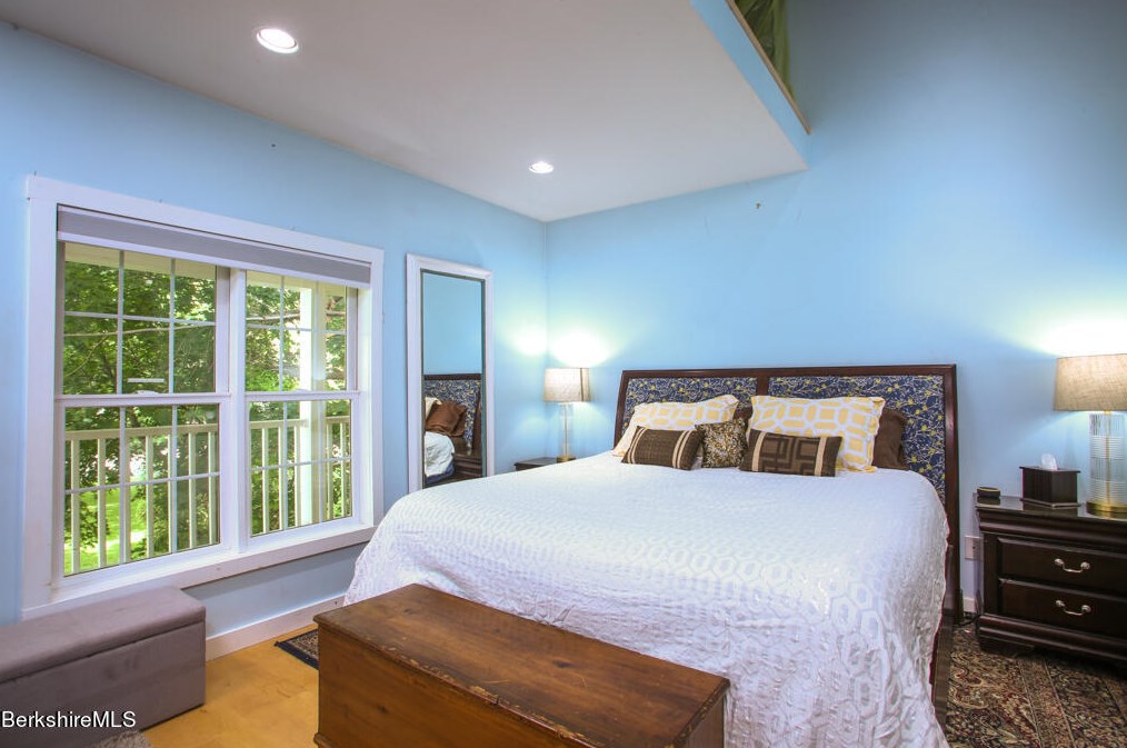 15 Franklin St, Lenox MA 01240-2304 exterior