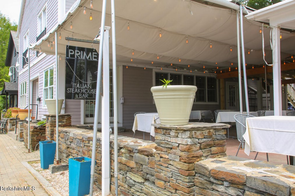 15 Franklin St, Lenox MA 01240-2304 exterior