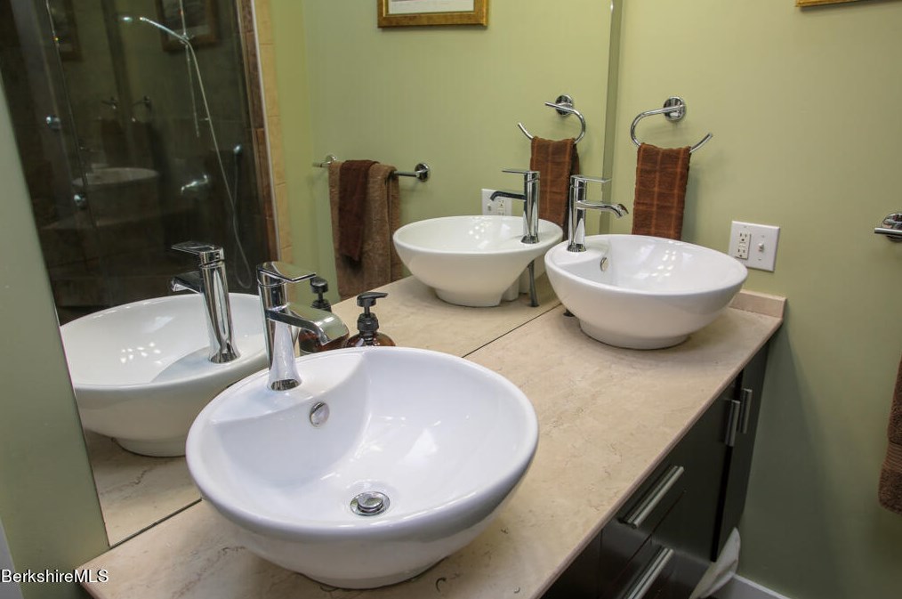 15 Franklin St, Lenox MA 01240-2304 exterior