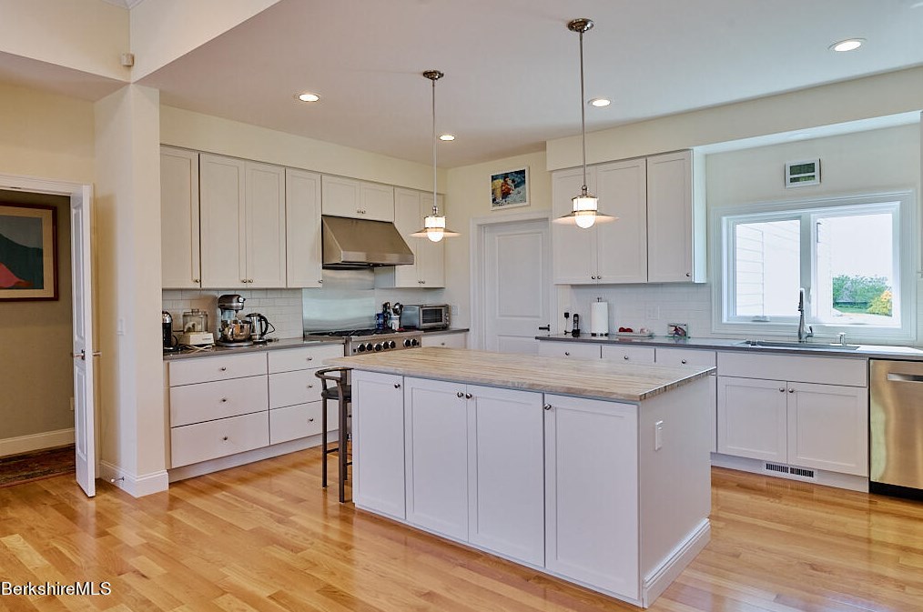 18 Burning Tree Rd, Alford MA 01230-1382 exterior