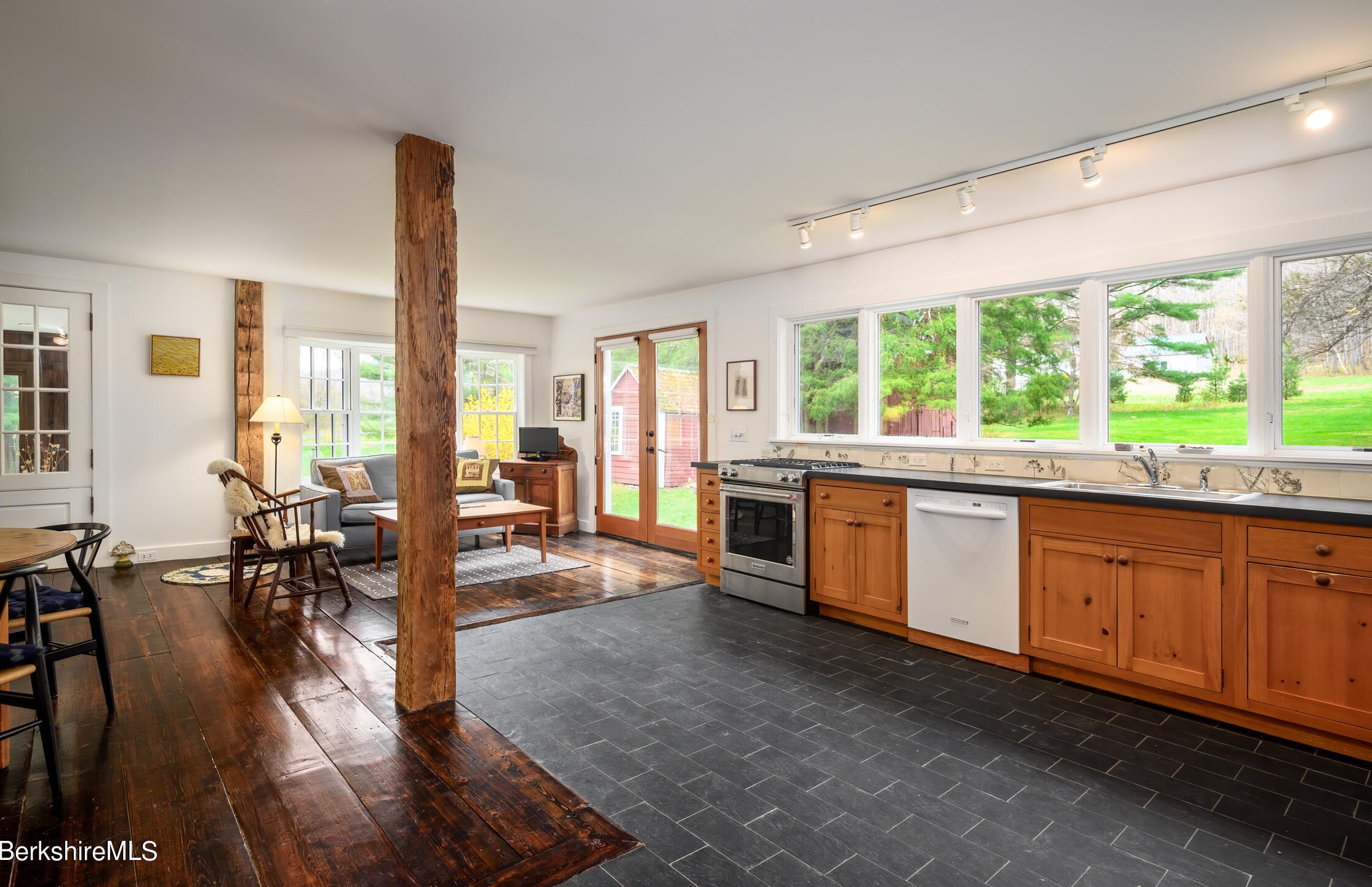 1571 Oblong Rd, Williamstown MA 01267-3096 exterior