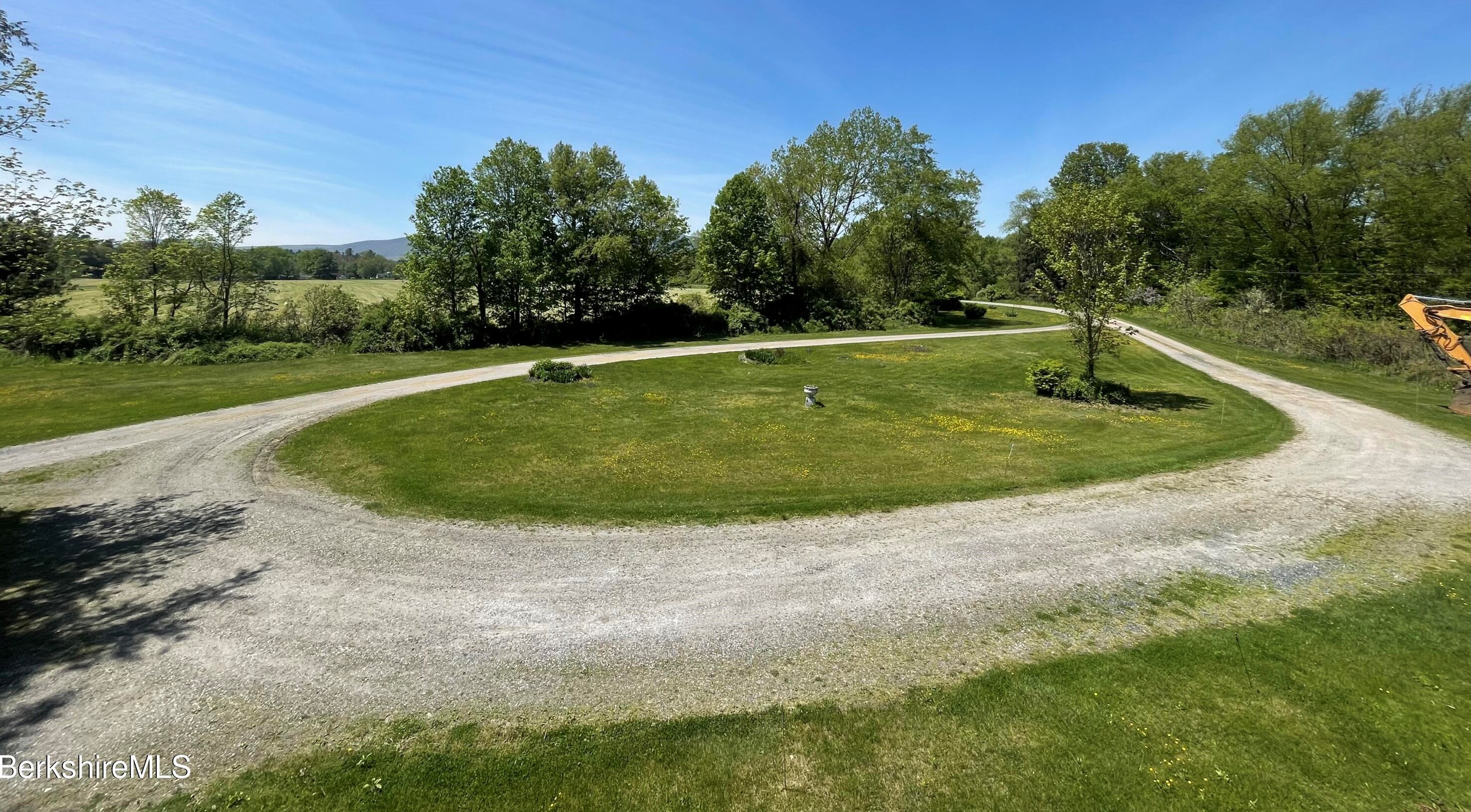 567 Main St, Sheffield MA 01257-9696 exterior