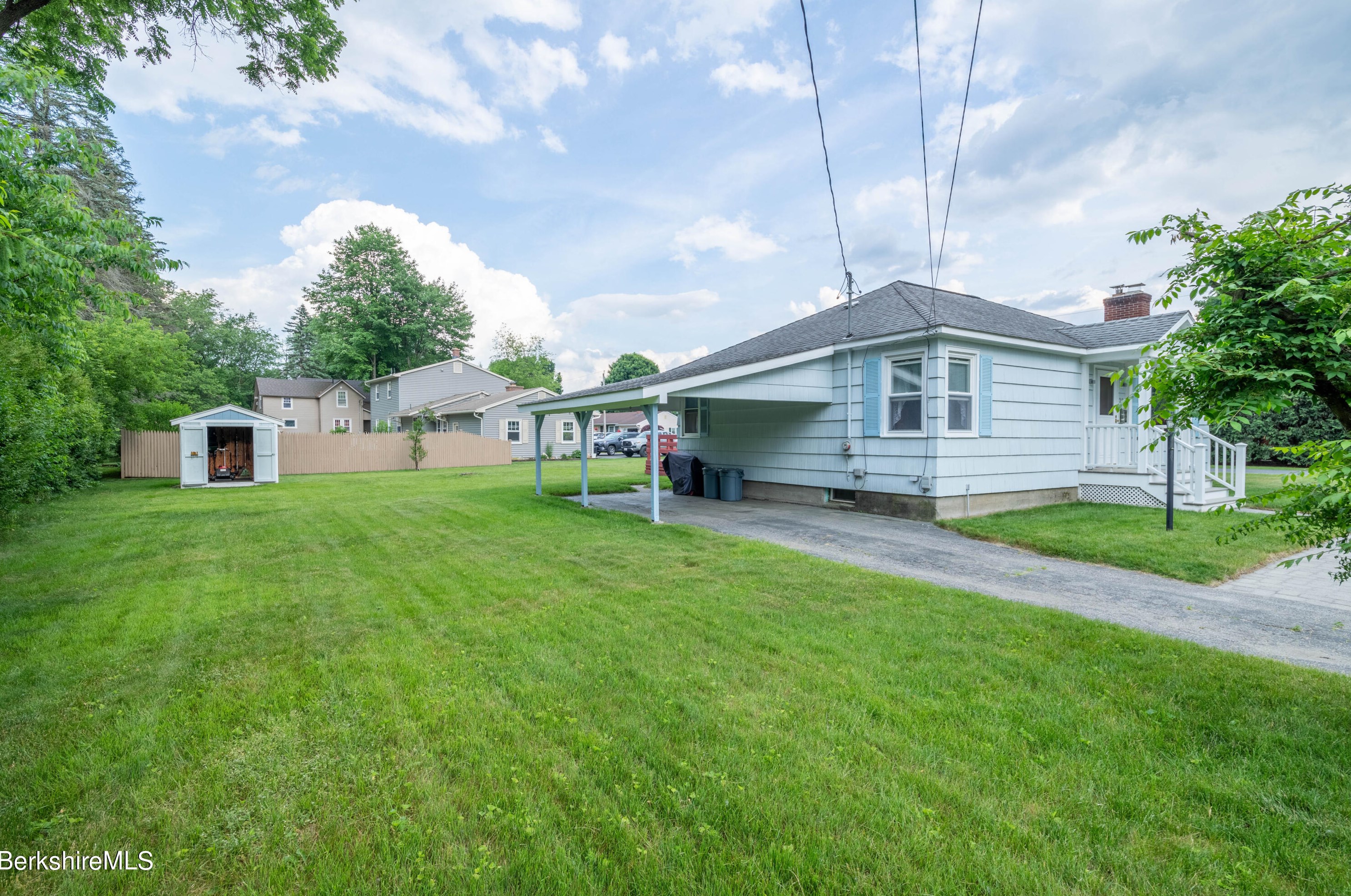 20 Willard Pl, Pittsfield MA 01201-5505 exterior