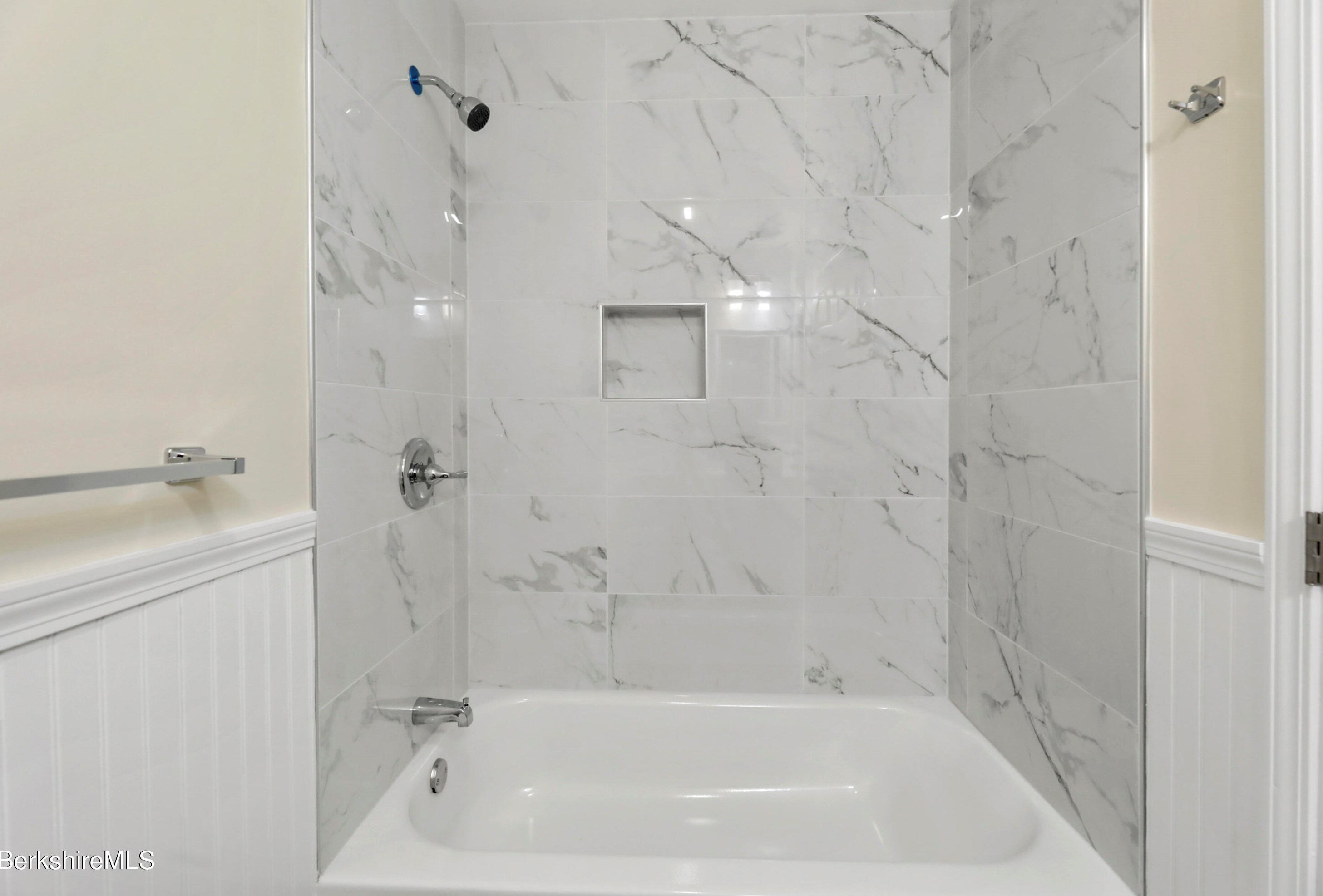 472 Hoosac St, Adams MA  01220-1733 exterior