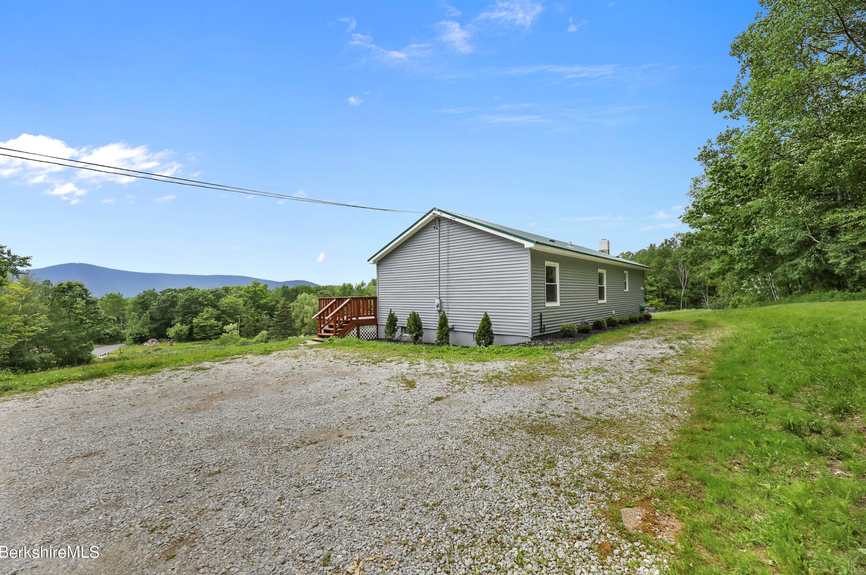 472 Hoosac St, Adams MA  01220-1733 exterior