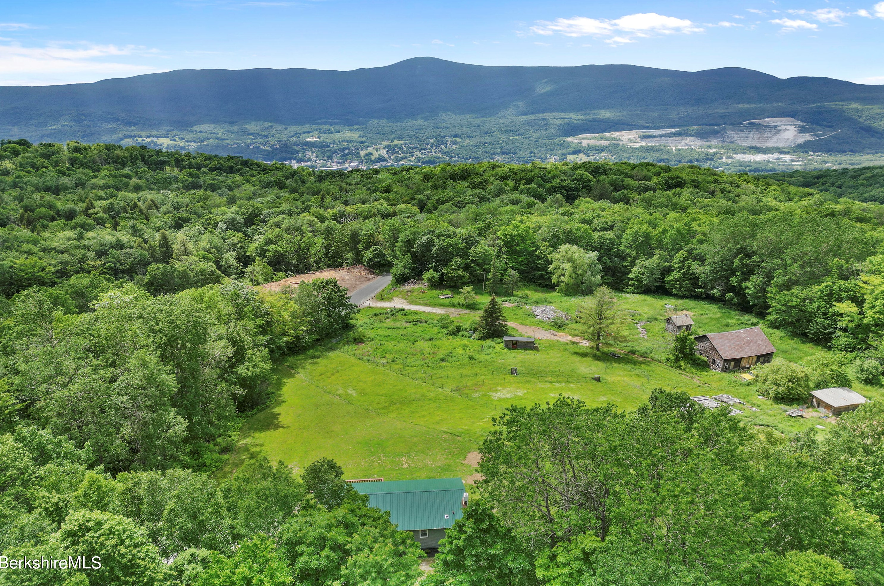 472 Hoosac St, Adams MA  01220-1733 exterior