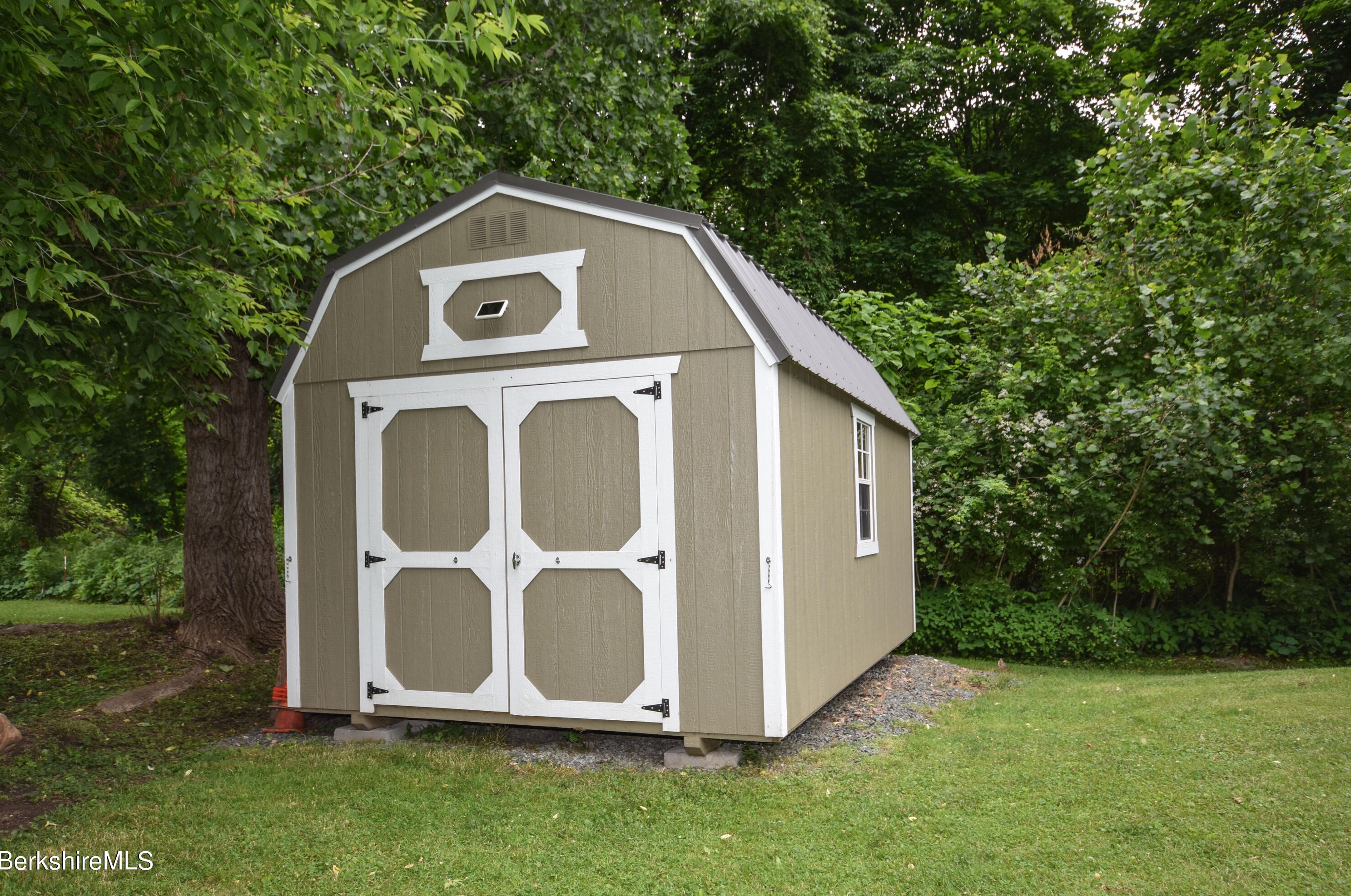 39 Goodrich St, Clarksburg MA 01247-3327 exterior