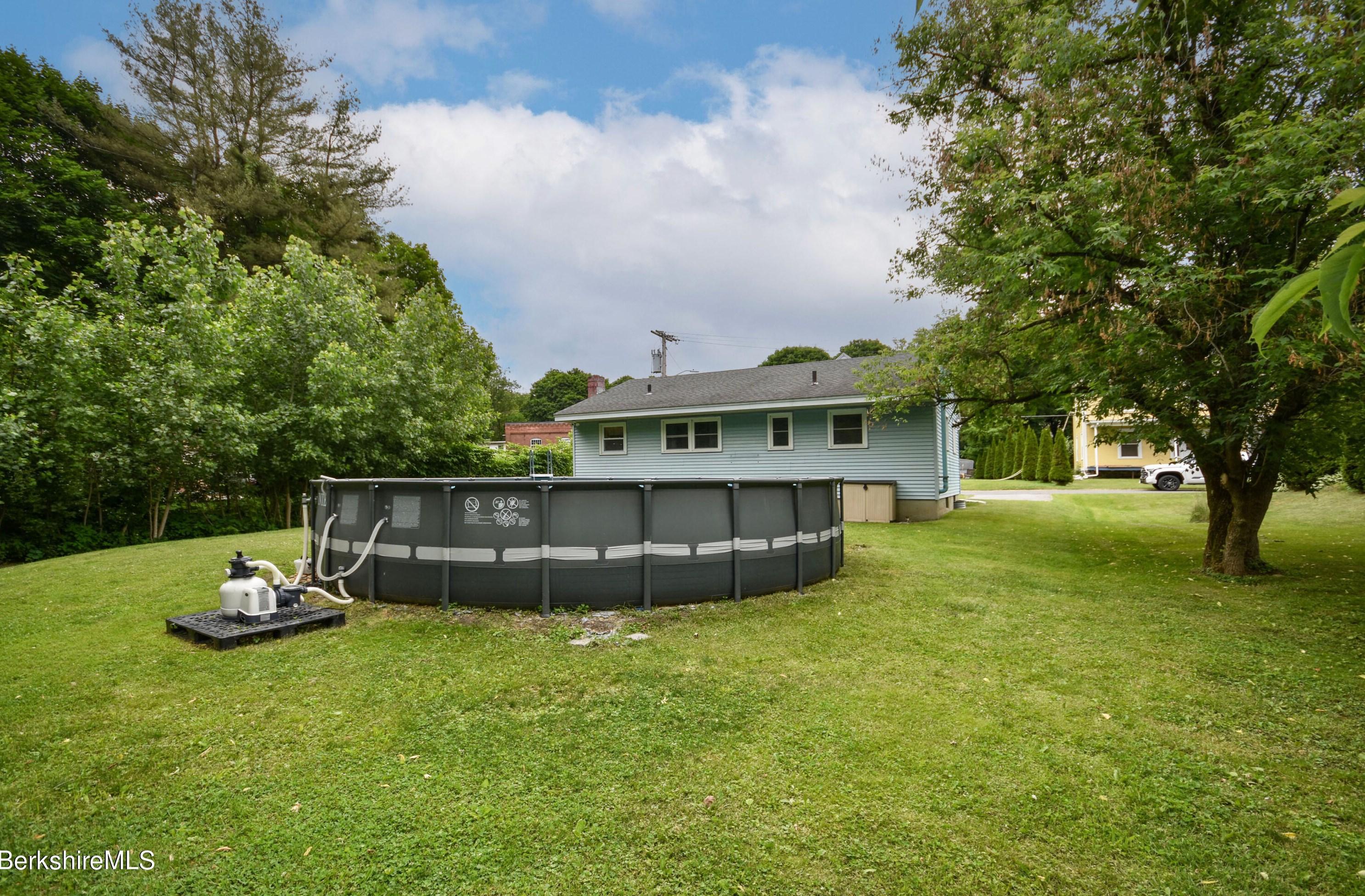 39 Goodrich St, Clarksburg MA 01247-3327 exterior