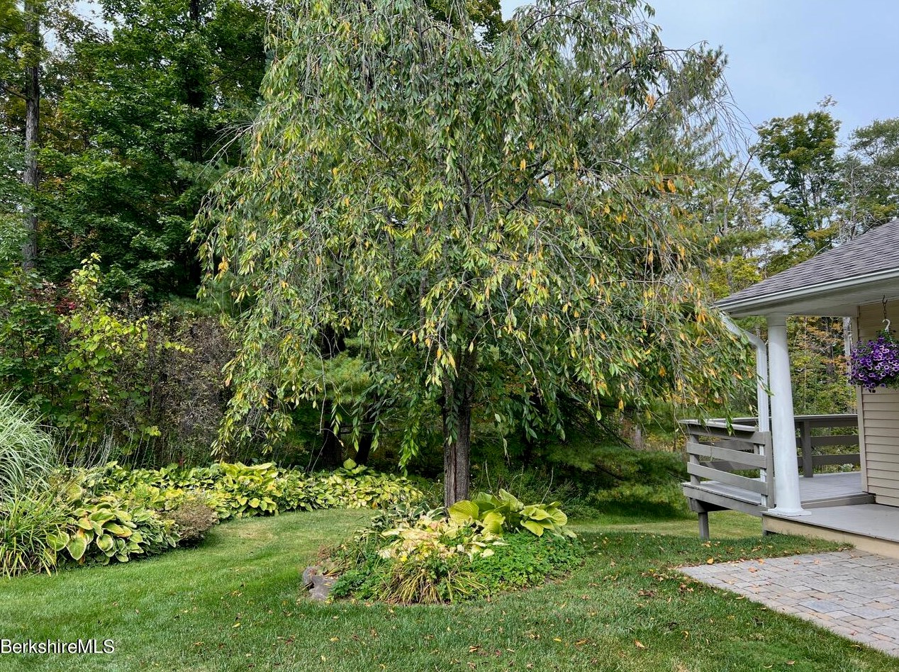 17 Taconic Ave, Lenox MA  01240-2348 exterior