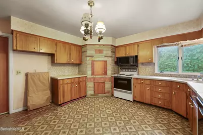 1070 Holmes Rd, Pittsfield, MA 01201 - Photo 11