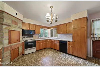 1070 Holmes Rd, Pittsfield, MA 01201 - Photo 13