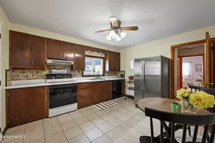 46 Lucille St, Pittsfield, MA 01201 - Photo 3