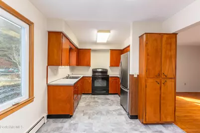 25 Robert St, Pittsfield, MA 01201 - Photo 5