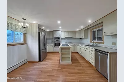 37 Fuller St, North Adams, MA 01247 - Photo 9