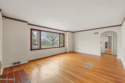 112 Sampson Pkwy, Pittsfield, MA 01201 - Photo 3