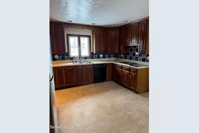 112 Sampson Pkwy, Pittsfield, MA 01201 - Photo 5