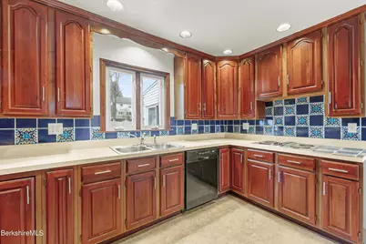112 Sampson Pkwy, Pittsfield, MA 01201 - Photo 7