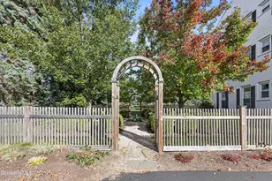 33 Maplewood Ave, Pittsfield, MA 01201 - Photo 7