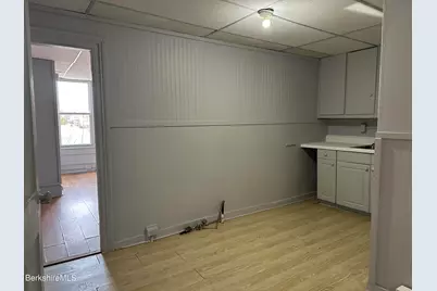 37 Melville St, Pittsfield, MA 01201 - Photo 9