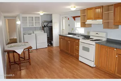 26 Lakewood Cir, Pittsfield, MA 01201 - Photo 7