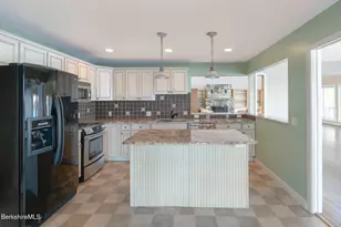 122 Blythewood Dr, Pittsfield, MA 01201 - Photo 15