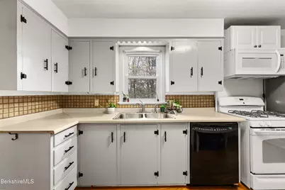 16 Kensington Ave, Pittsfield, MA 01201 - Photo 11