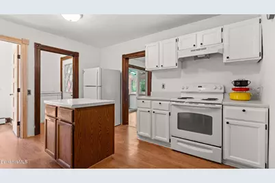 8 Mohegan St, Pittsfield, MA 01201 - Photo 9