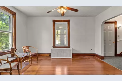 8 Mohegan St, Pittsfield, MA 01201 - Photo 5