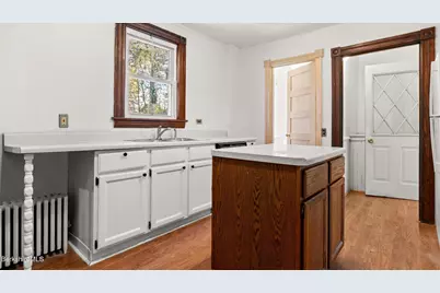 8 Mohegan St, Pittsfield, MA 01201 - Photo 11