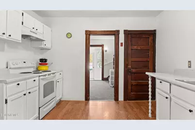 8 Mohegan St, Pittsfield, MA 01201 - Photo 13
