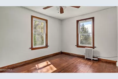 8 Mohegan St, Pittsfield, MA 01201 - Photo 15
