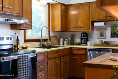 8 Stillwell St, Great Barrington, MA 01230 - Photo 15