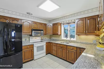 15 Lillian St, Pittsfield, MA 01201 - Photo 7