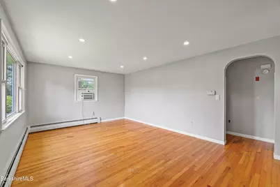 28 Calumet St, Pittsfield, MA 01201 - Photo 5