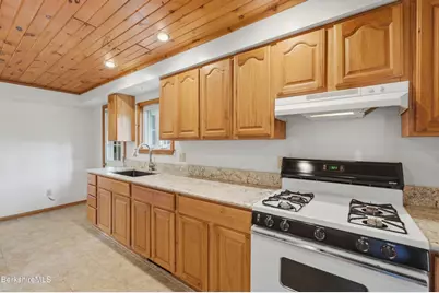 688 Cheshire Rd, Lanesborough, MA 01237 - Photo 17
