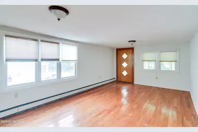 547 Onota St, Pittsfield, MA 01201 - Photo 9