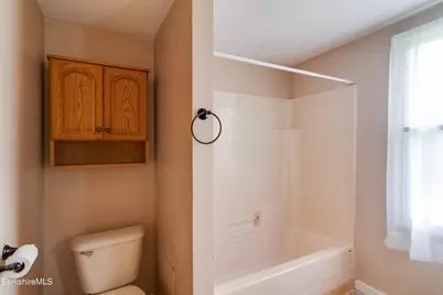 547 Onota St, Pittsfield, MA 01201 - Photo 11