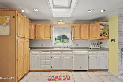 8 Velma Ave, Pittsfield, MA 01201 - Photo 9