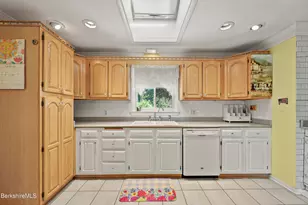 8 Velma Ave, Pittsfield, MA 01201 - Photo 9