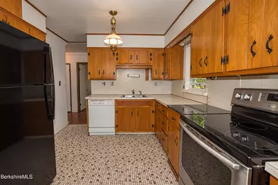 5 Whitman St, Pittsfield, MA 01201 - Photo 9