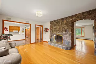 19 Lynne Ct, Lanesborough, MA 01237 - Photo 9