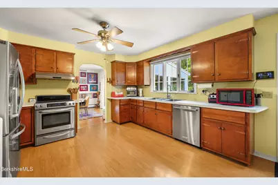 8 Clydesdale Dr, Pittsfield, MA 01201 - Photo 11