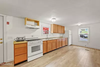 27 Lakewood Cir, Pittsfield, MA 01201 - Photo 17