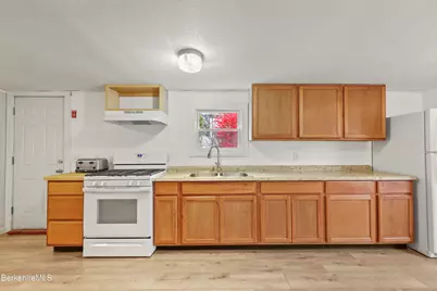 27 Lakewood Cir, Pittsfield, MA 01201 - Photo 15