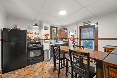 61 Richmond Ave, Pittsfield, MA 01201 - Photo 9
