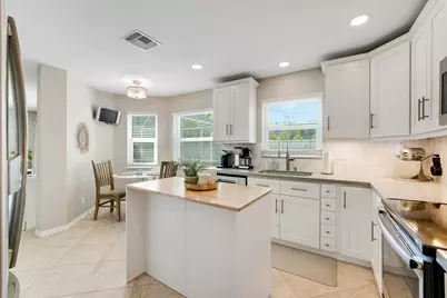 7097 Crescent Creek Lane, Coconut Creek, FL 33073 - Photo 9