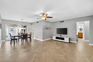 18 Colonial Club Dr, Boynton Beach, FL 33435 - Photo 9
